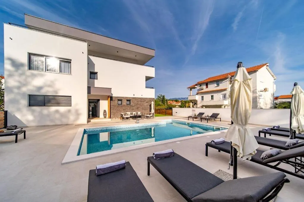 Villa Valis ロパール